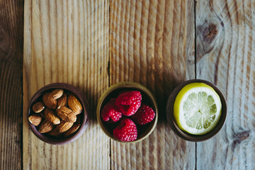 Framboises fraiches amandes et citron dans des petits pots en céramique	