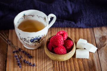 Gouter avec thé framboises fraiches et amandes	