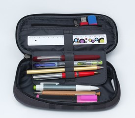 Schul-Etui grau geöffnet mit Inhalt Schreibsachen