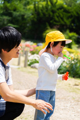 公園で遊ぶ保育士と園児