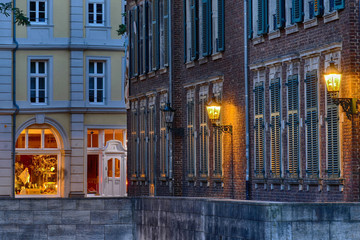 Laternen in einer Gasse in der Düsseldorfer Altstadt