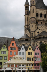 Obraz premium Great Saint Martin Church of Cologne and colored houses