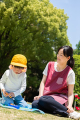 公園でお弁当を食べる園児