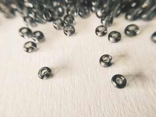 perline grigie sintetiche in macro fotografia
