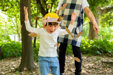 落ち葉で遊ぶ園児