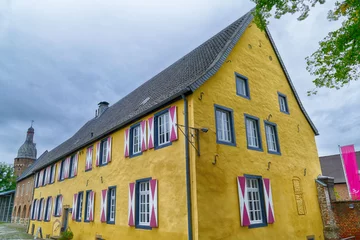 Poster Gelbes historisches Gebäude in der Altstadt von Zons © hespasoft