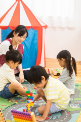 おもちゃで遊ぶ園児