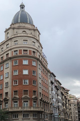 Fototapeta premium esquina de una calle de la ciudad de barcelona
