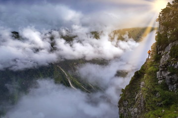 Kletter am Fels bei Gegenlicht