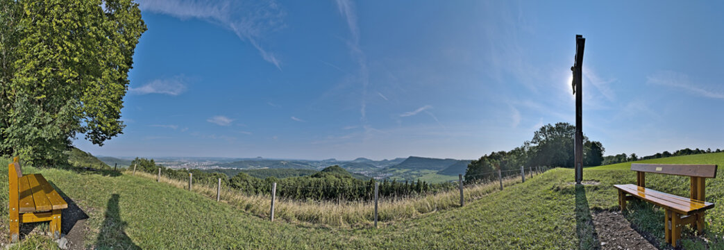 Aussichtspunkt Maierhalde am Filstal mit Blick auf die Dreikaiserberge
