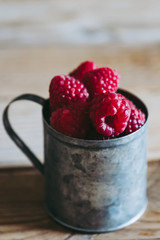 Framboises fruits frais dans un petit pot en métal	