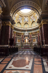 Obraz premium Altar space and a statue of St. Stephen in the interior of St. Stephen's Basilica. Budapest, Hungary