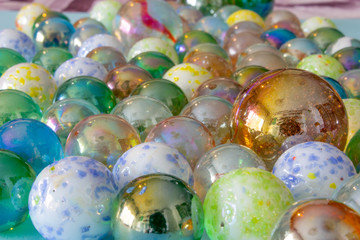 biglie di vetro colorate macro fotografia