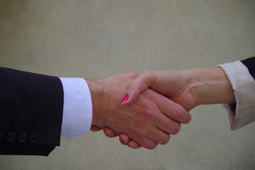 poignet de main pour contrat entre femme et homme