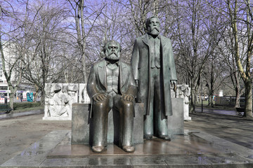Fototapeta na wymiar Denkmal, Marx-Engels-Forum, Berlin Mitte, Berlin, Deutschland