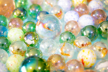 biglie di vetro colorate macro fotografia