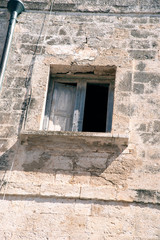 okno w starej budowli