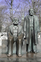 Fototapeta na wymiar Denkmal, Marx-Engels-Forum, Berlin Mitte, Berlin, Deutschland