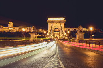Obraz premium Chain Bridge and car traffic light at night, Budapest, Hungary