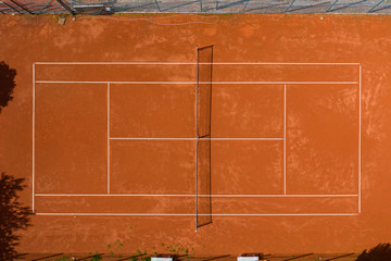 Blick von oben auf einen Tennisplatz