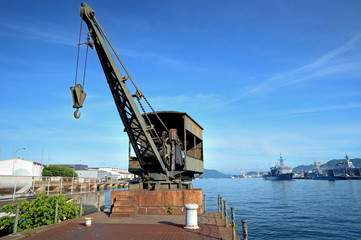 Fototapeta premium 呉市アレイからすこじまの旧魚雷揚げ下ろしクレーン 広島県呉市