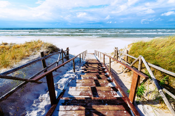 Entrée de la plage de sable de Bialogora sur la côte de la mer Baltique, Pologne