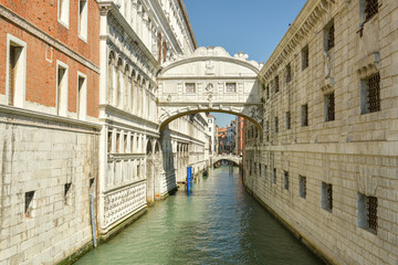 Fototapeta na wymiar Bridge of Sighs, the bridge that connects Doge's Palace and prison in Venice
