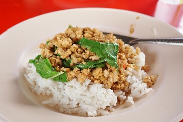 タイの鶏肉炒め丼