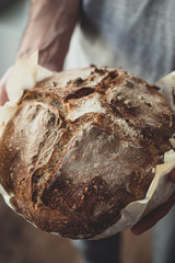 Pan de masa madre - Pan de masa fermentada en manos de hombre