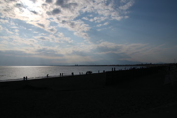 海岸に人と日差し、鵠沼海岸・日本