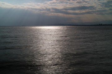 日差しと海、日本