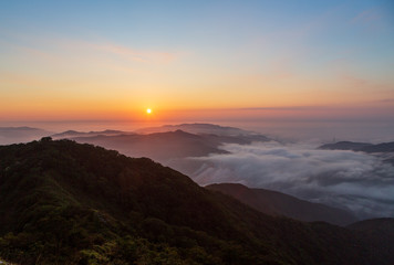 夜明けの伊吹山から朝日と雲海