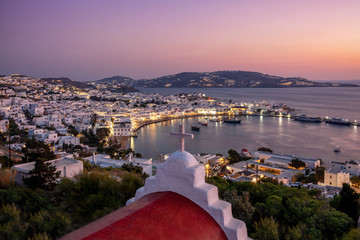 Panorama der beleuchteten Stadt von Mykonos auf den Kykladen in Griechenland am Abend nach...