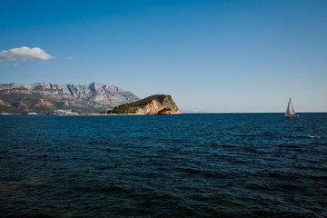Naklejka premium seascape with big blue mountain
