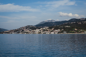 Fototapeta premium city ​​on the shore of a beautiful blue lake