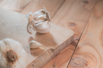 Fototapeta na wymiar garlic on a wooden cutting board