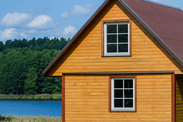 Obraz premium Cottage on the coast of lake.