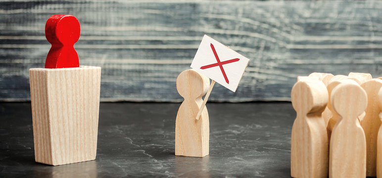 A man comes out of the crowd to show protest. Distrust and contempt for politician. Go against the system, strike. Disagreement and ultimatum Repression of the population and activists.