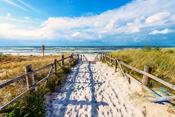 Photo sur Plexiglas Descente vers la plage Entrée de la belle plage de sable du village de Lubiatowo, mer Baltique