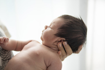 Obraz na płótnie Canvas Asian Little girl newborn on mother hand