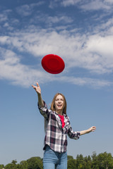 Medium shot girl playing with frisbee