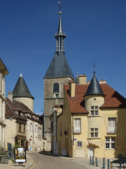 Obraz premium vue de la rue Bocquillot depuis la place de l'église St Lazare à Avallon dans l'Yonne