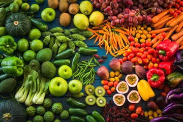 Gordijnen Verschillende verse groenten en fruit plat op tafelblad, verschillende verse groenten biologisch voor gezond eten en dieet © peangdao
