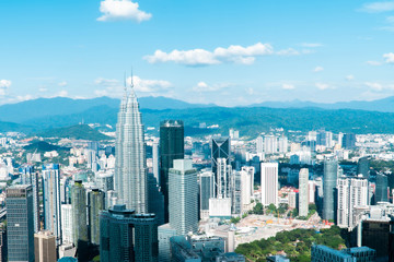 Obraz premium Kuala Lumpur, Malaysia. 13 February 2019: Kuala Lumpur city skyline with garden, Malaysia Bright blue sky