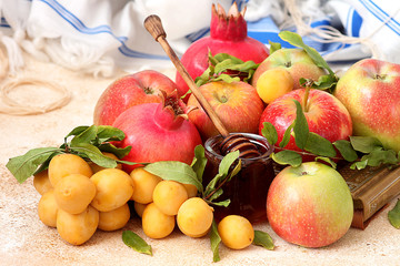 Naklejka na ściany i meble Apple and honey, traditional food of jewish New Year celebration, Rosh Hashanah