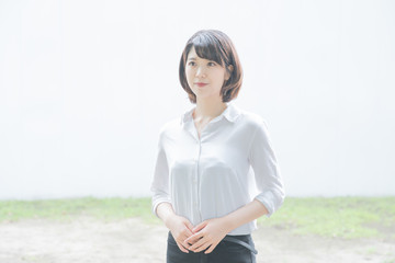 お腹を押さえる若い女性