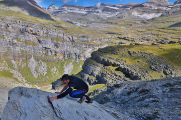 hombre escalando roca sin cuerda en la montaña