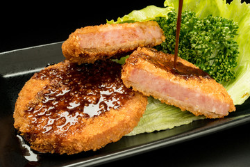 ハムカツにソースをかける