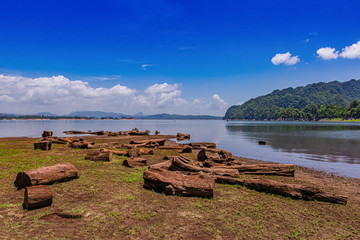 The impact of the El Nino phenomenon Drought is longer than usual. Various water reservoirs, water is therefore much reduced