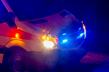 Blaulicht von einem Krankenwagen bei Nacht